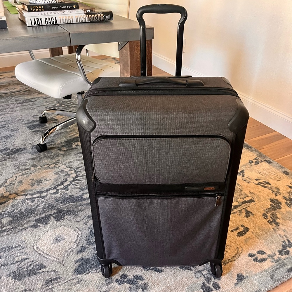 Tumi Black and Gray Luggage LargeHard-Shell Expandable 4 wheel Spinner